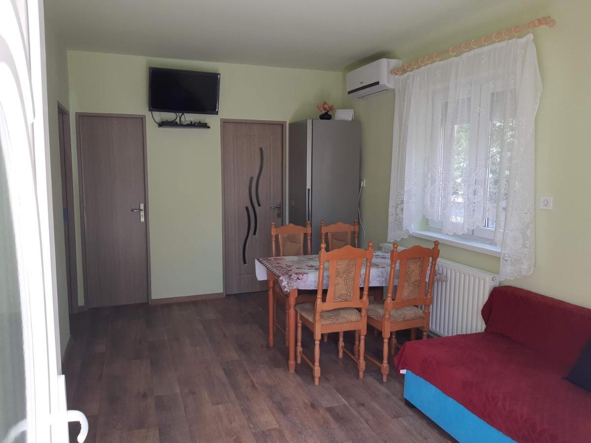 Rozsa Apartment Хайдусобосло Экстерьер фото